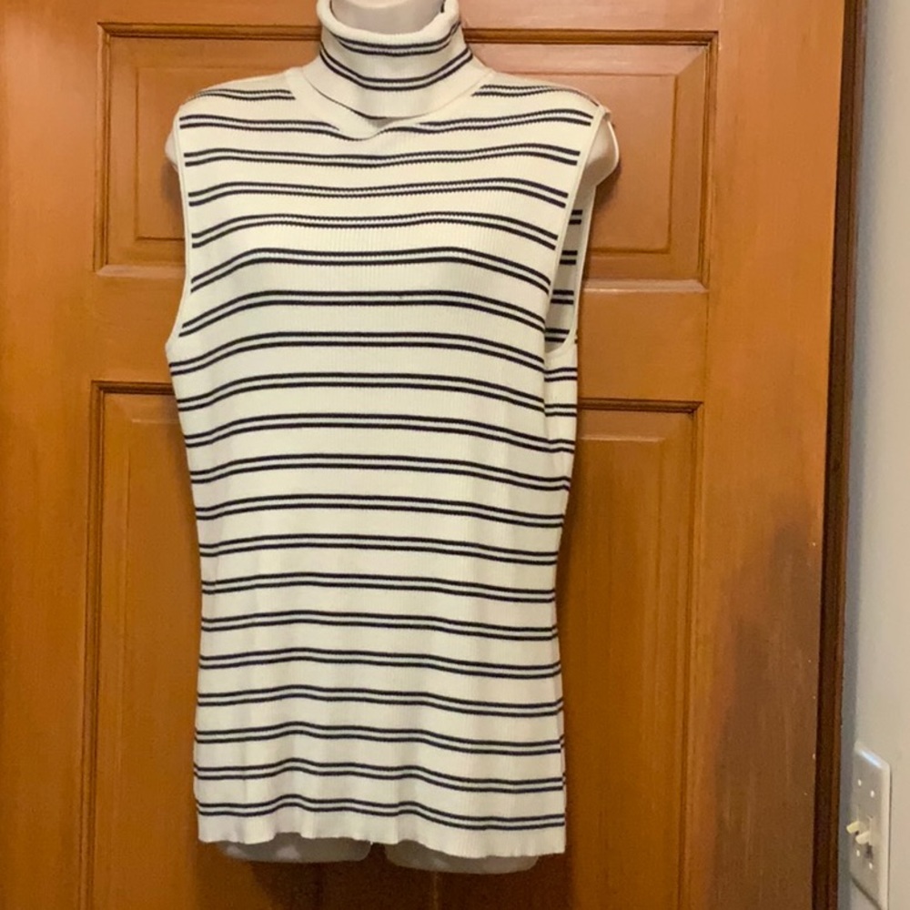 Sleeveless blk & white top with high collar
